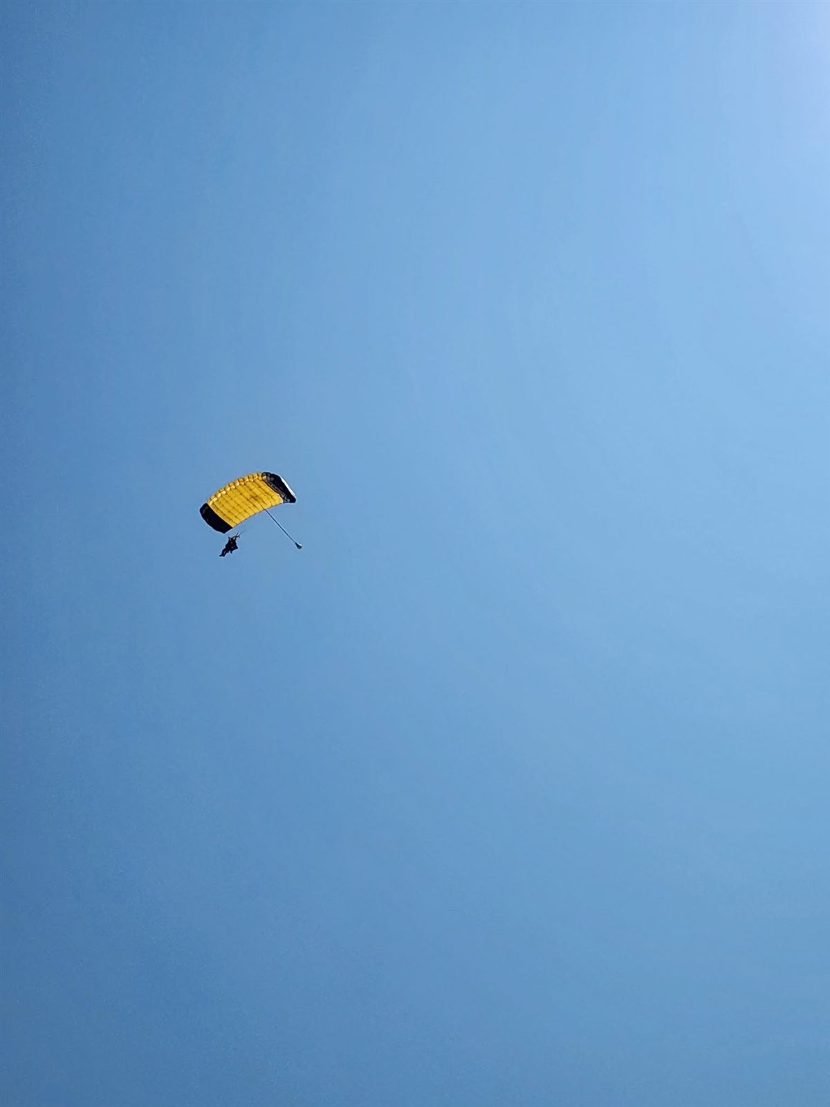 青空に開いた黄色いパラシュート