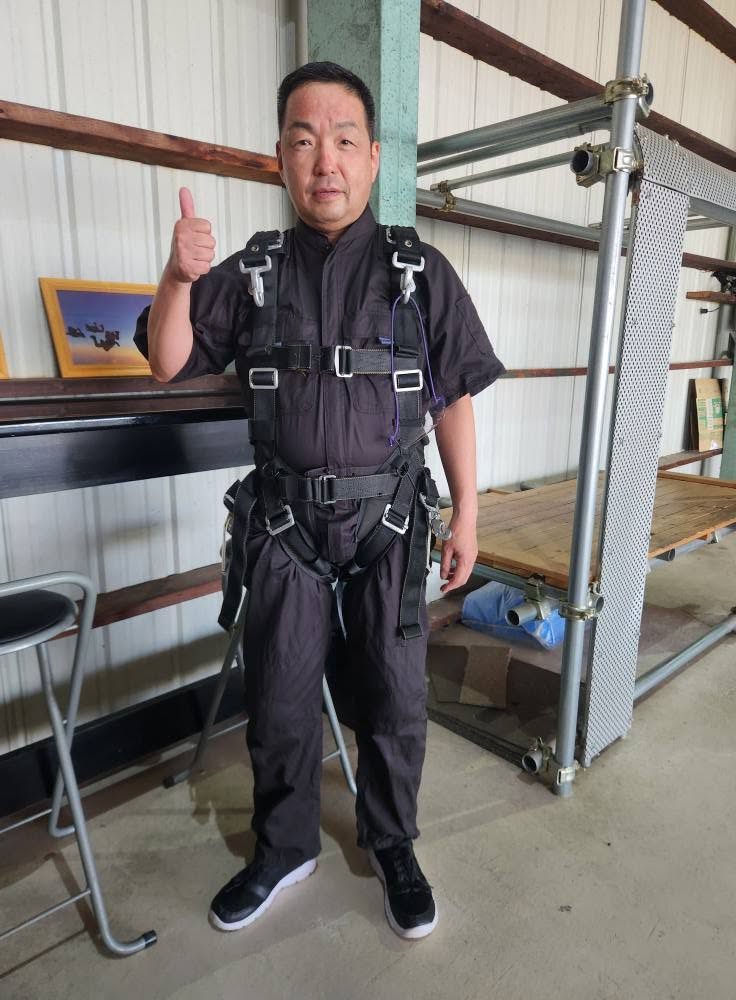 装具を着けて親指を立てるNorik。2025年7月7日、但馬空港にて