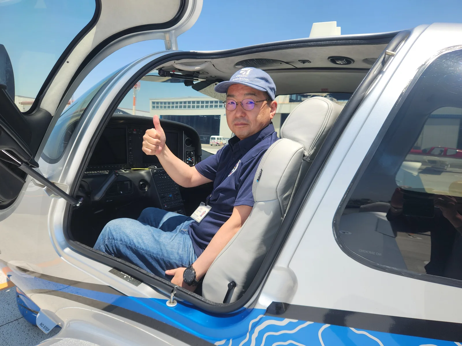 航空機の操縦席で新しい挑戦を楽しむNorik