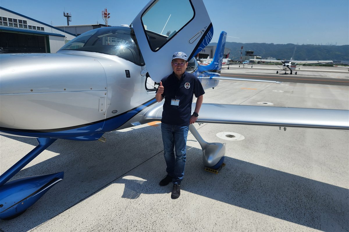 航空機の前での一枚