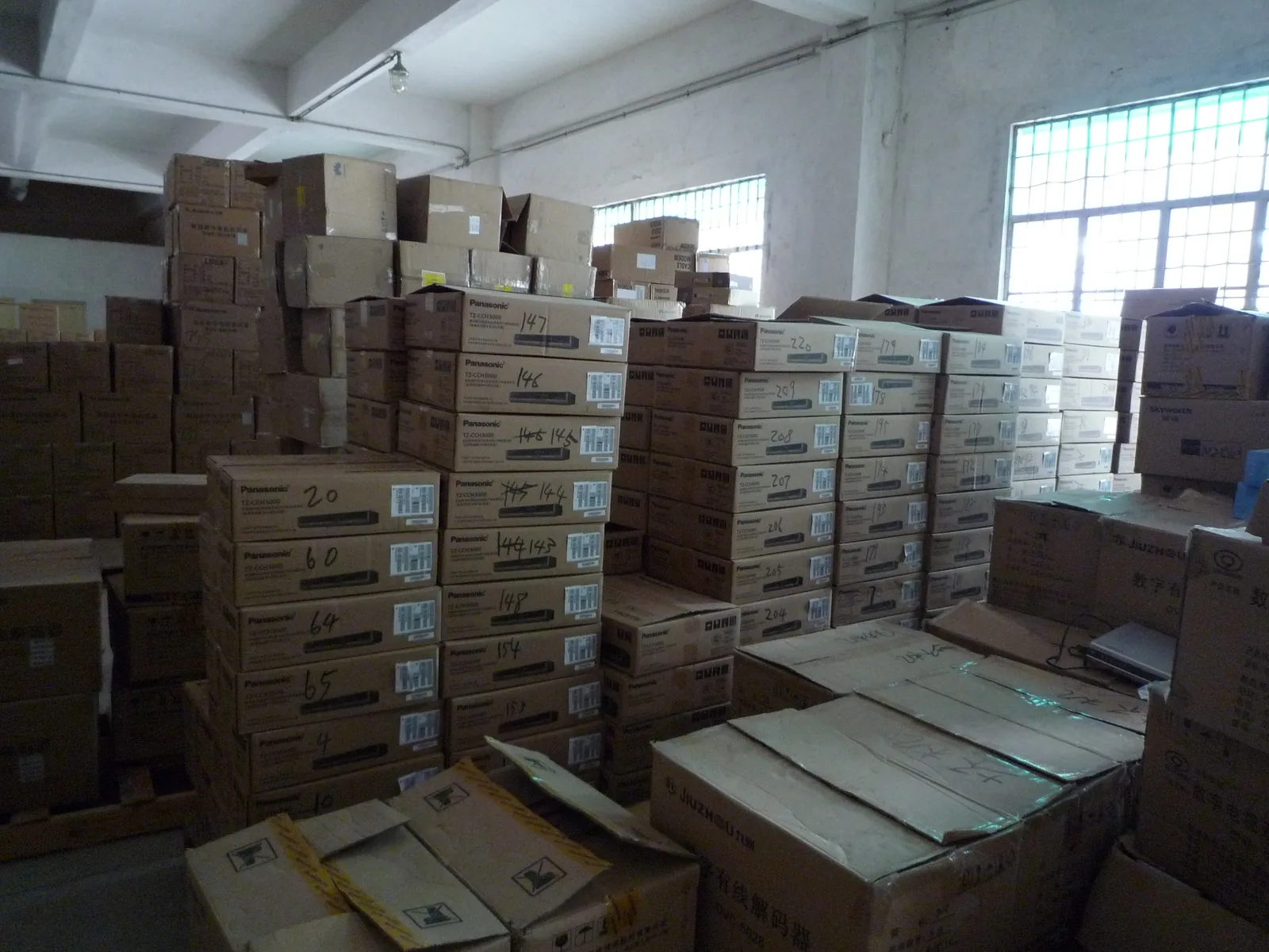 2010年の中国出張で確認した製品箱が並ぶ作業現場