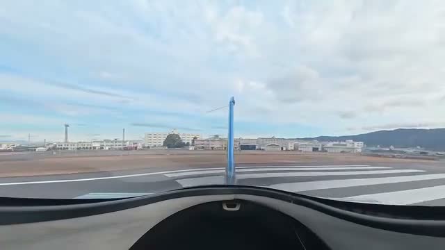 飛行機が離陸する場面